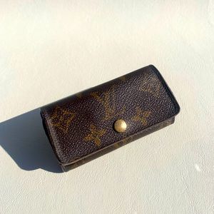 AUTHENTIC Louis Vuitton 4 ring key holder
